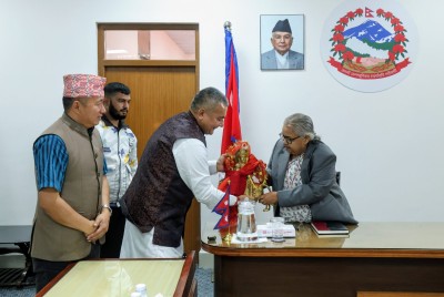  प्रधानमन्त्री कार्कीलाई प्रसाईंले दिए दुर्गाको मूर्ति उपहार 